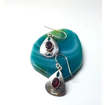 Ezüst fülbevaló gránát kővel