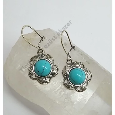Ezüst fülbevaló türkiz kővel.
