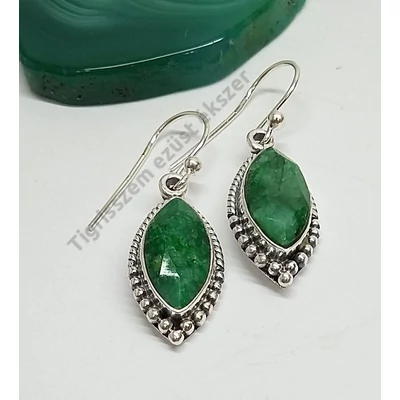 Ezüst fülbevaló smaragd kővel
