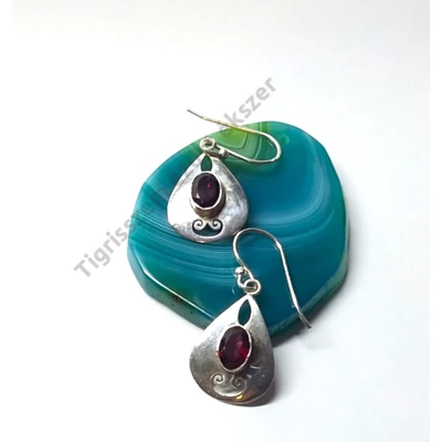 Ezüst fülbevaló gránát kővel