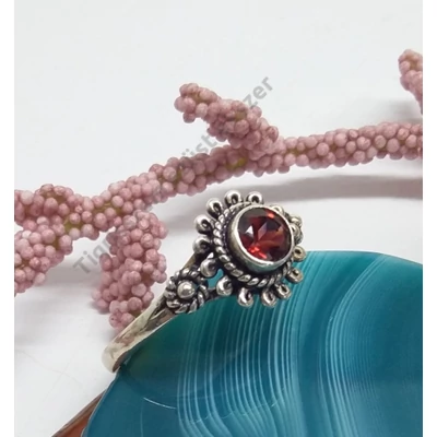 Ezüst gyűrű gránát kővel 60-as