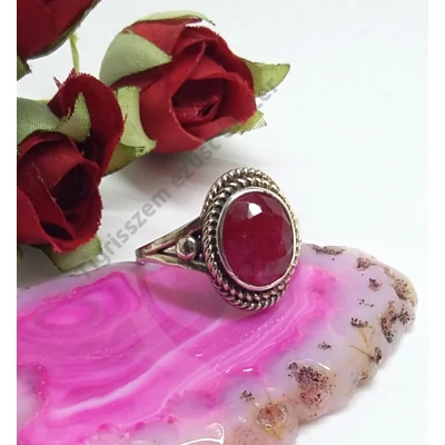 Ezüst gyűrű rubin kővel 55-ös