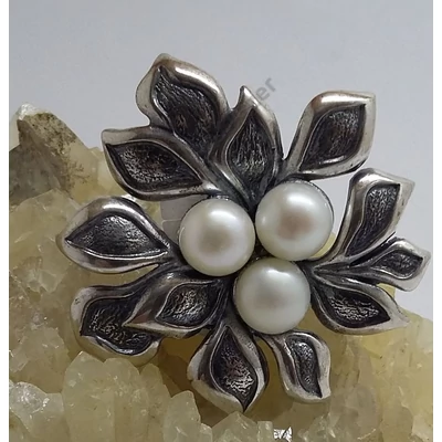 Ezüst kitűző 3 db édesvizi tenyésztett gyönggyel " virág"