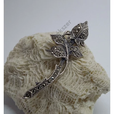 Ezüst kitűző MARKAZIT kövekkel ,rózsaszál 