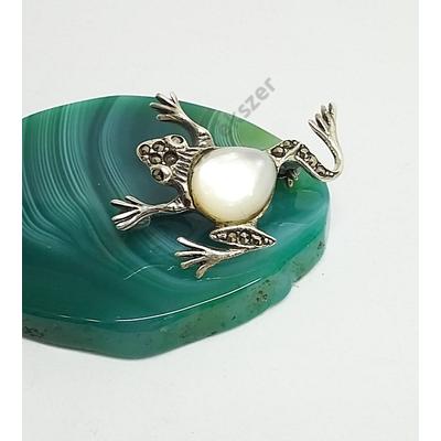 Ezüst kitűző/bross gyönggyel,béka