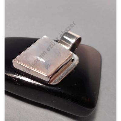 Ezüst  medál szögletes HOLDKŐVEL